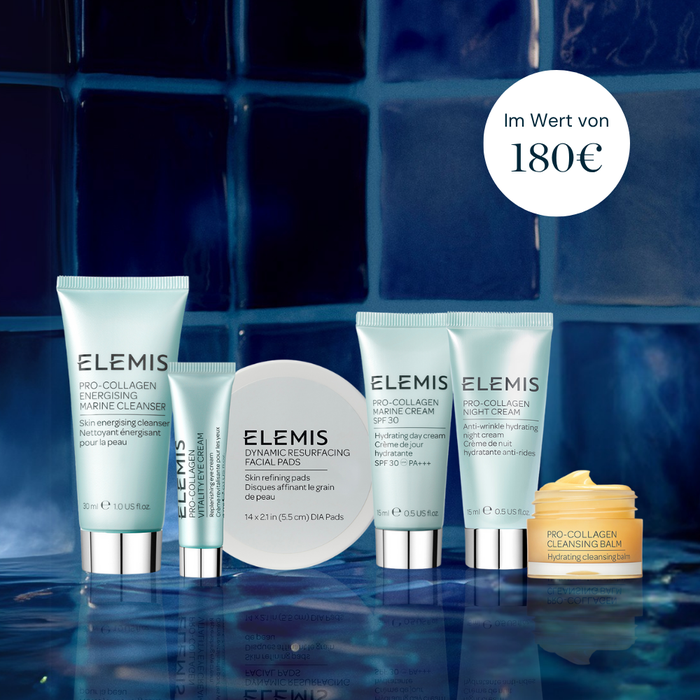 Produktfoto von ELEMIS Hautpflege: Fünf Tuben und Dosen in hellblauer Verpackung sowie ein gelber Tiegel mit Pro-Collagen Cleansing Balm. Die Produkte umfassen u. a. Pro-Collagen Energising Marine Cleanser, Dynamic Resurfacing Facial Pads, Pro-Collagen Marine Cream SPF 30 und Pro-Collagen Night Cream. Oben rechts im Kreis steht: 'Im Wert von 180€'. Hintergrund: blaue Fliesen mit glänzender Oberfläche.
